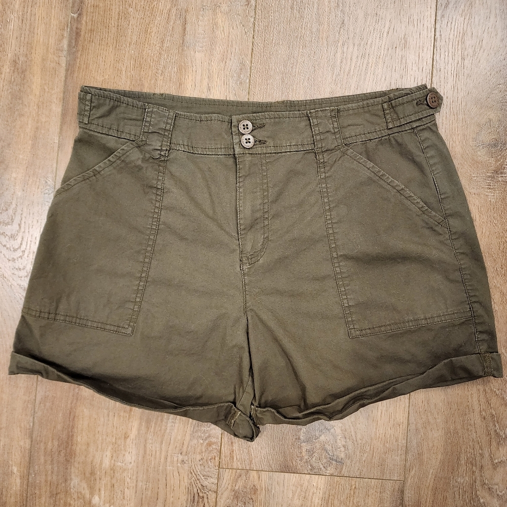 Sanctuary Renegade Shorts Mid-Rise Women's Dark Olive Green Cuffed size Large